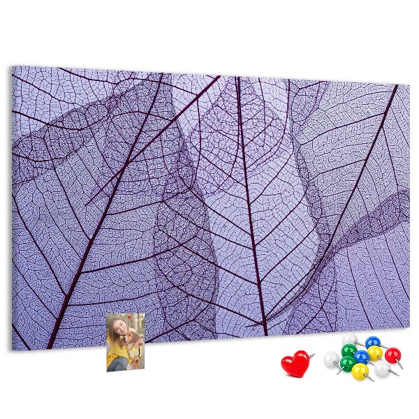 Panou din pluta Un model delicat de frunze pe un fundal violet