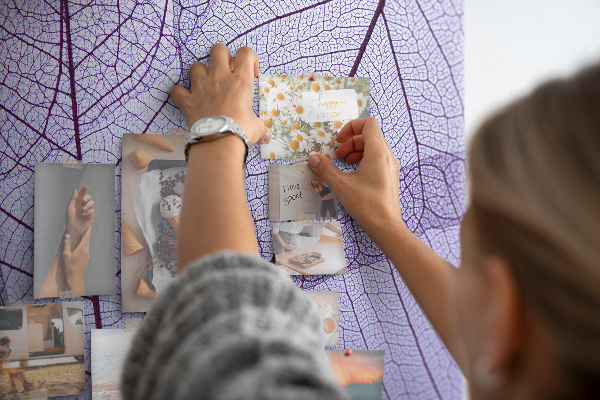 Panou din pluta Un model delicat de frunze pe un fundal violet