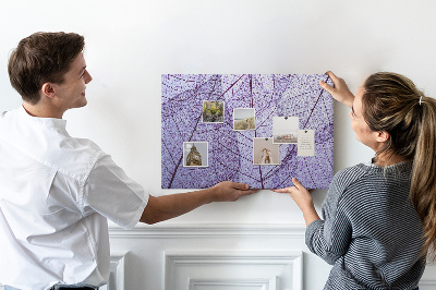 Panou din pluta Un model delicat de frunze pe un fundal violet