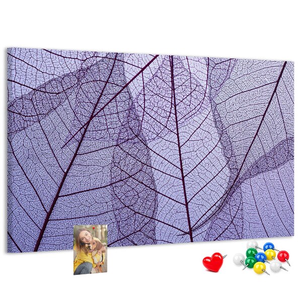 Panou din pluta Un model delicat de frunze pe un fundal violet