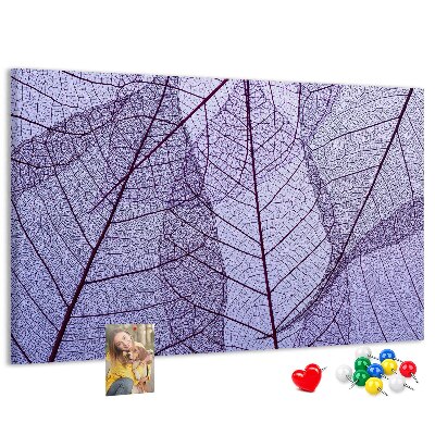 Panou din pluta Un model delicat de frunze pe un fundal violet
