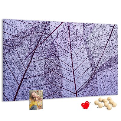 Panou din pluta Un model delicat de frunze pe un fundal violet