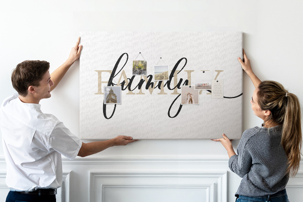 Panou de pluta Inscripție elegantă „familie” pe fundal alb