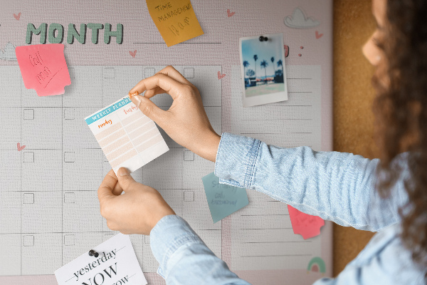 Panou din pluta Calendar roz cu nori și inimioare