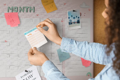Panou din pluta Calendar roz cu nori și inimioare