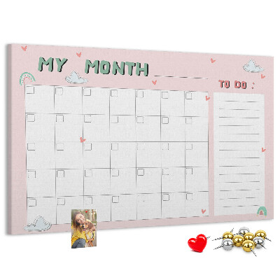 Panou din pluta Calendar roz cu nori și inimioare