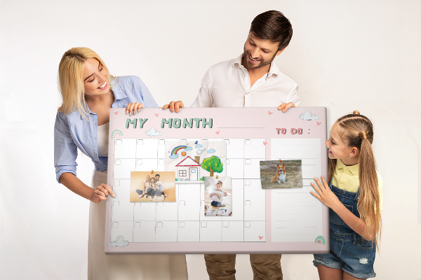 Panou din pluta Calendar roz cu nori și inimioare