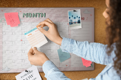 Panou din pluta Calendar roz cu nori și inimioare