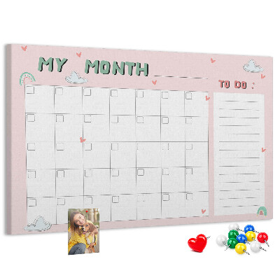 Panou din pluta Calendar roz cu nori și inimioare