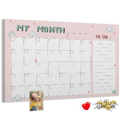 Panou din pluta Calendar roz cu nori și inimioare