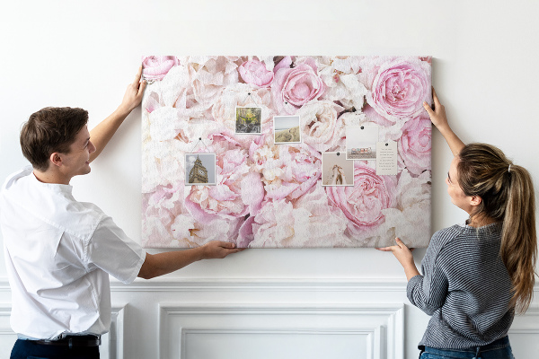 Panou din pluta Model floral în nuanțe de roz.