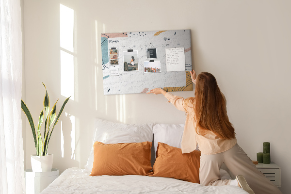 Panou din pluta Calendar colorat cu modele abstracte