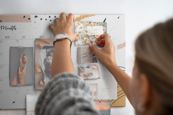 Panou din pluta Calendar colorat cu modele abstracte