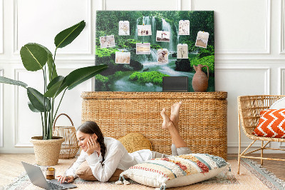 Panou de pluta O cascadă verde într-o junglă luxuriantă