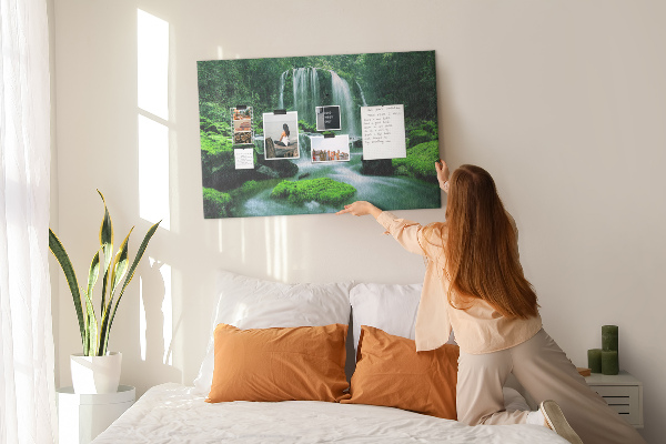 Panou de pluta O cascadă verde într-o junglă luxuriantă