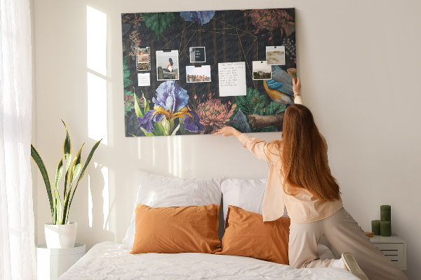 Panou de pluta Model floral cu o pasăre colorată