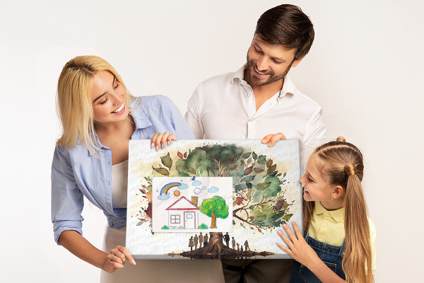 Panou din pluta Pomul Vieții cu oameni la umbră