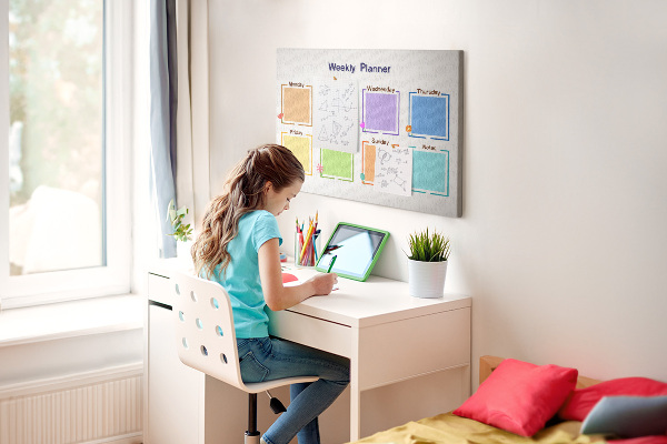 Panou din pluta Calendar săptămânal cu accente florale