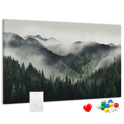 Panou de pluta Panoramă montană cețoasă cu o pădure de pini