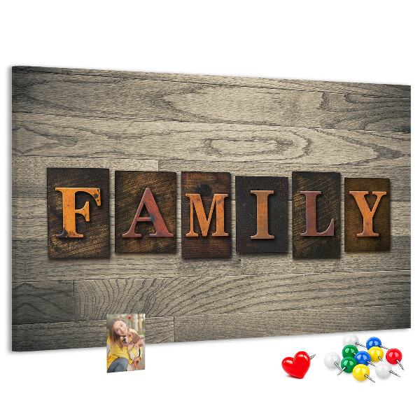Panou de pluta Scrisori de familie pe un fundal de lemn