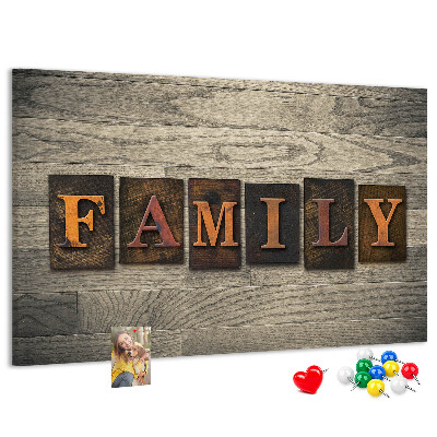 Panou de pluta Scrisori de familie pe un fundal de lemn
