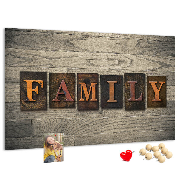 Panou de pluta Scrisori de familie pe un fundal de lemn