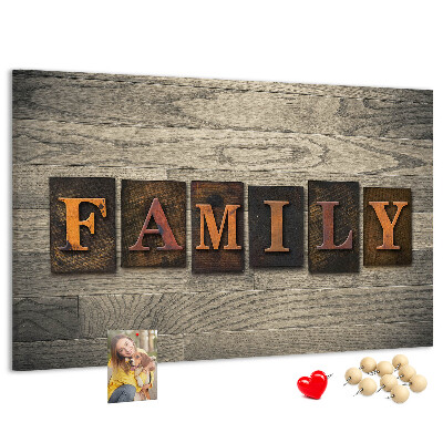 Panou de pluta Scrisori de familie pe un fundal de lemn