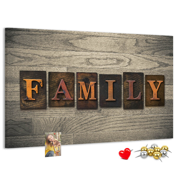 Panou de pluta Scrisori de familie pe un fundal de lemn