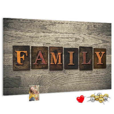 Panou de pluta Scrisori de familie pe un fundal de lemn