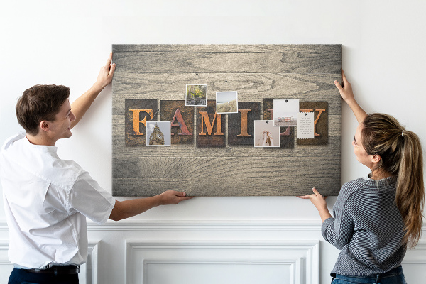 Panou de pluta Scrisori de familie pe un fundal de lemn