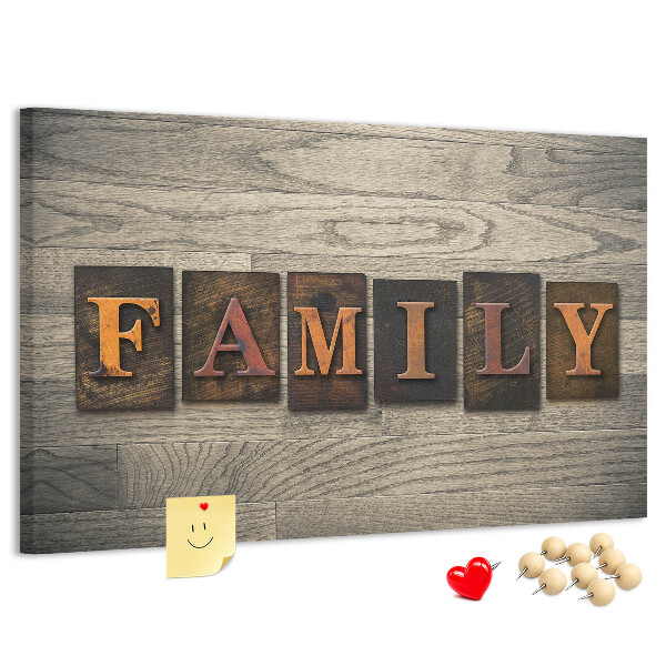 Panou de pluta Scrisori de familie pe un fundal de lemn