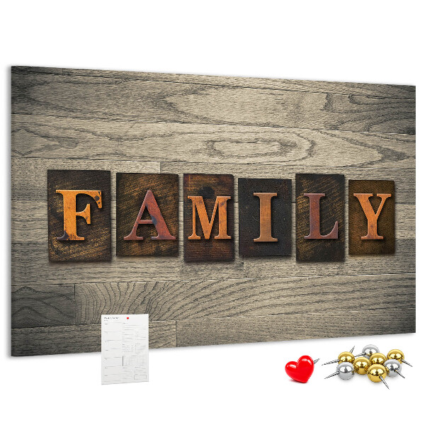 Panou de pluta Scrisori de familie pe un fundal de lemn