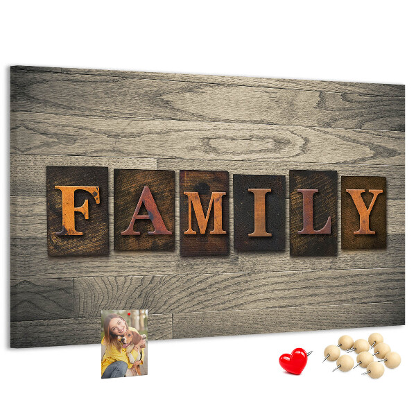 Panou de pluta Scrisori de familie pe un fundal de lemn