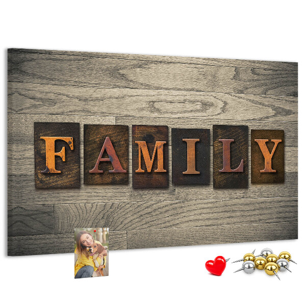 Panou de pluta Scrisori de familie pe un fundal de lemn