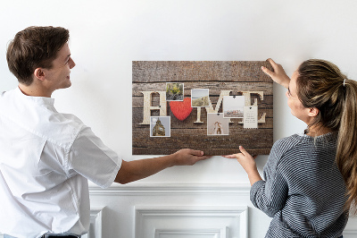 Panou din pluta Litere de lemn cu o inimă în fundal