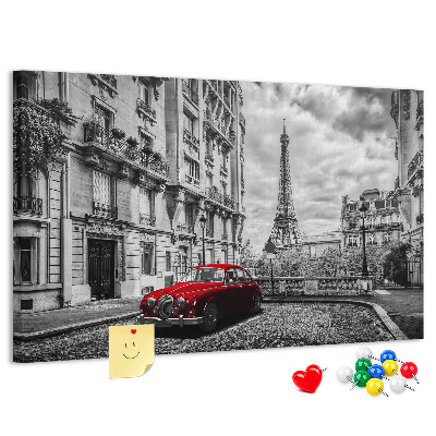 Panou din pluta O mașină roșie cu Parisul în fundal