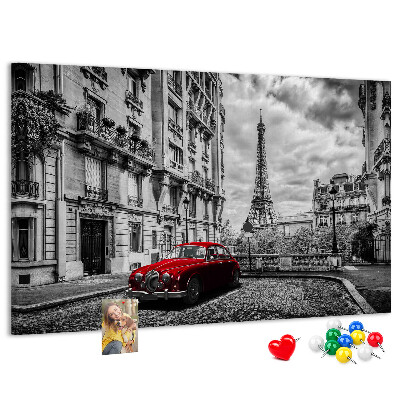 Panou din pluta O mașină roșie cu Parisul în fundal