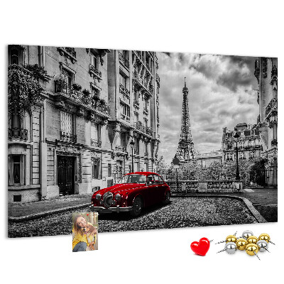 Panou din pluta O mașină roșie cu Parisul în fundal