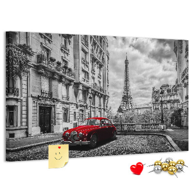 Panou din pluta O mașină roșie cu Parisul în fundal