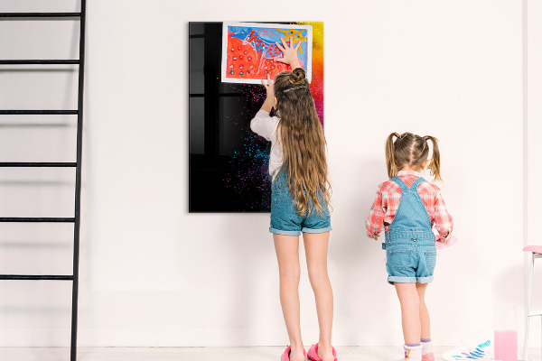 Tablă cu marker O tablă colorată pentru prezentarea fotografiilor