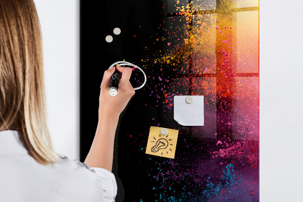 Tablă cu marker O tablă colorată pentru prezentarea fotografiilor