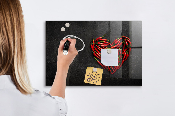 Tablă cu marker O inimă de ardei și fotografii cu amintiri