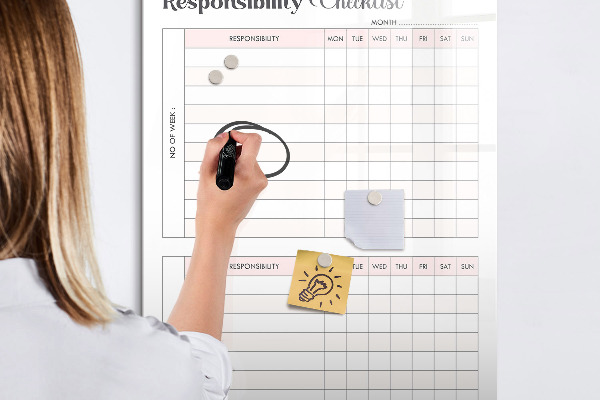 Tablă cu marker Lista responsabilităților pentru fiecare lună