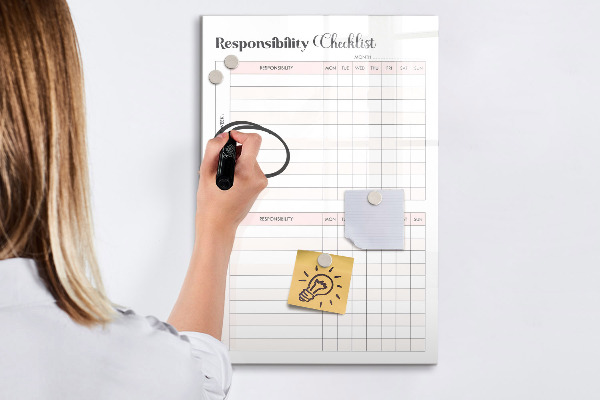 Tablă cu marker Lista responsabilităților pentru fiecare lună