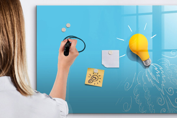 Tablă cu marker O tablă colorată pentru prezentarea fotografiilor