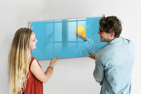 Tablă cu marker O tablă colorată pentru prezentarea fotografiilor