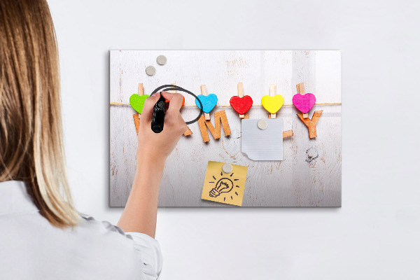Tablă cu marker Amintiri colorate pe un șir de fotografii