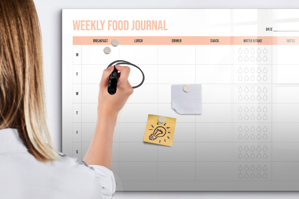 Tablă cu marker Jurnal alimentar săptămânal și notițe
