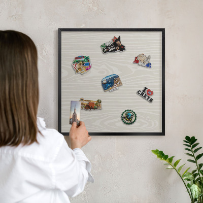 Tablă metalică pentru magneți din călătorii în cadru negru Structură din lemn
