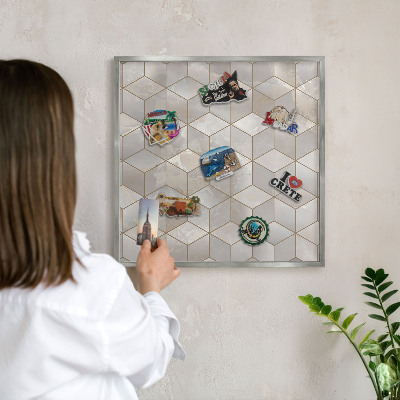 Panou magnetic înrămat pentru magneți de culoare argintie Fundal cubic
